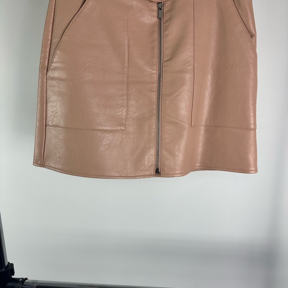 Gorgeous blush pink Bar ||| faux leather skirt (size 6) - Picture 4 of 13